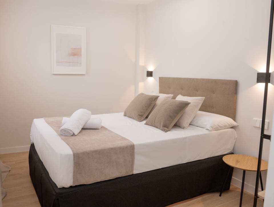 Bed, Photo of the whole room, Bedroom