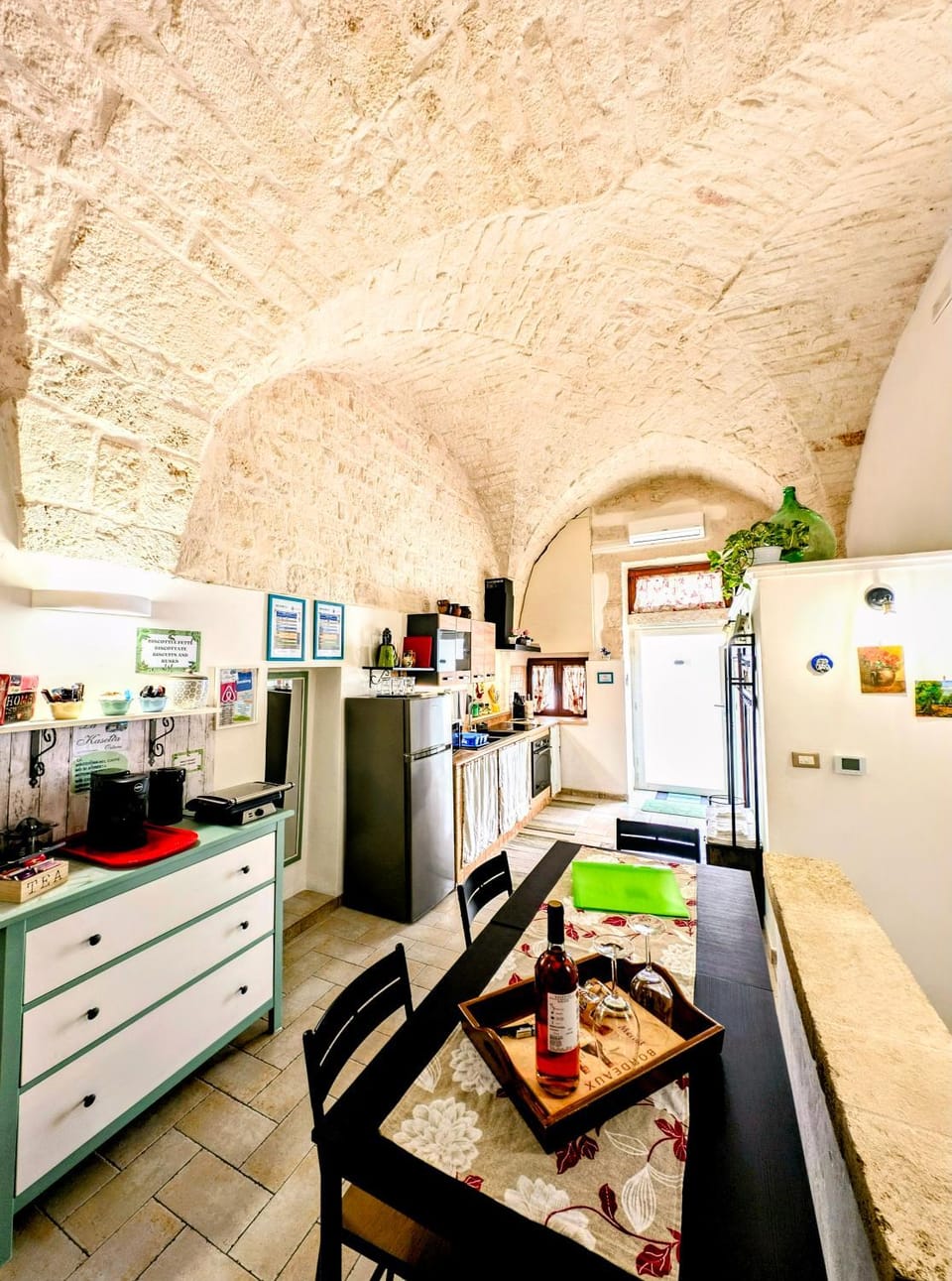 Kitchen or kitchenette, Dining area, oven, stove