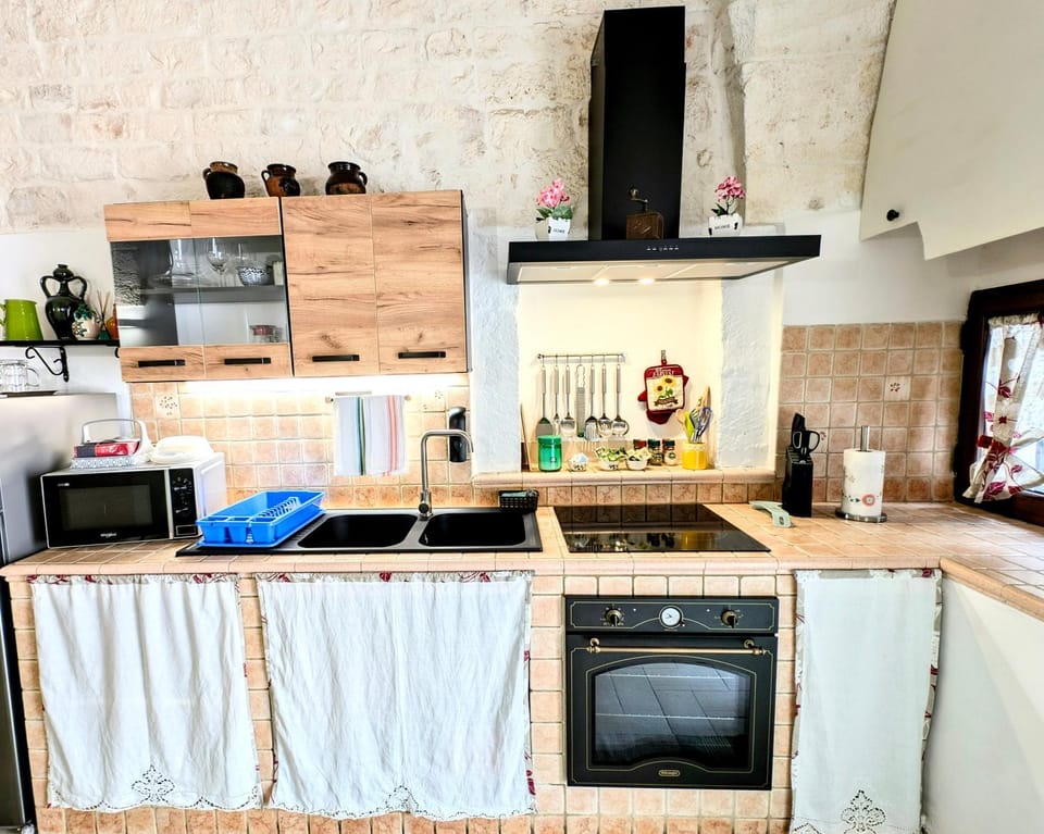 Kitchen or kitchenette, microwave, oven, stove