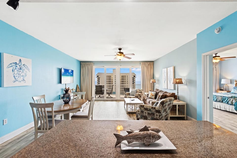 TV and multimedia, Living room, Photo of the whole room, Seating area, Dining area
