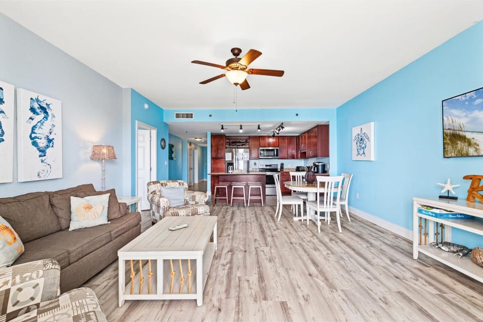 Kitchen or kitchenette, Living room, Seating area, Dining area