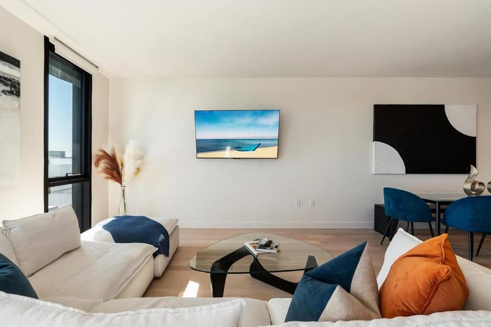 TV and multimedia, Living room, Photo of the whole room, Decorative detail, Seating area, furniture, pet friendly