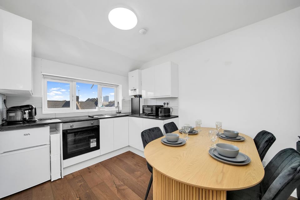 Coffee/tea facilities, Kitchen or kitchenette, Living room, Seating area, Dining area, stove, toaster