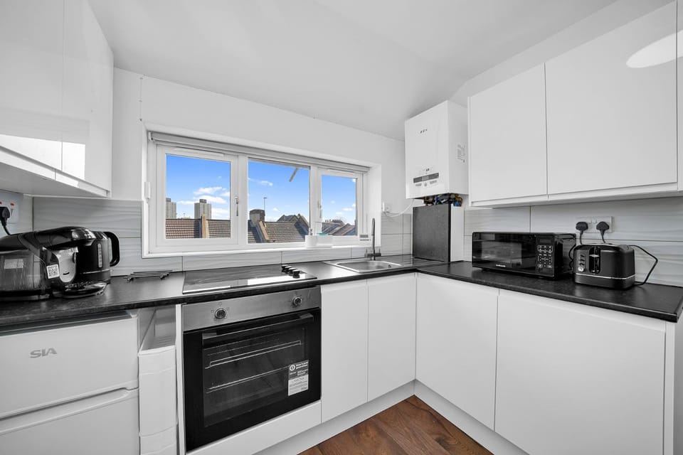 Coffee/tea facilities, Kitchen or kitchenette, oven, stove, toaster