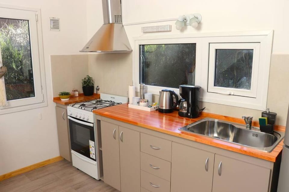 Coffee/tea facilities, Kitchen or kitchenette, oven, stove, toaster
