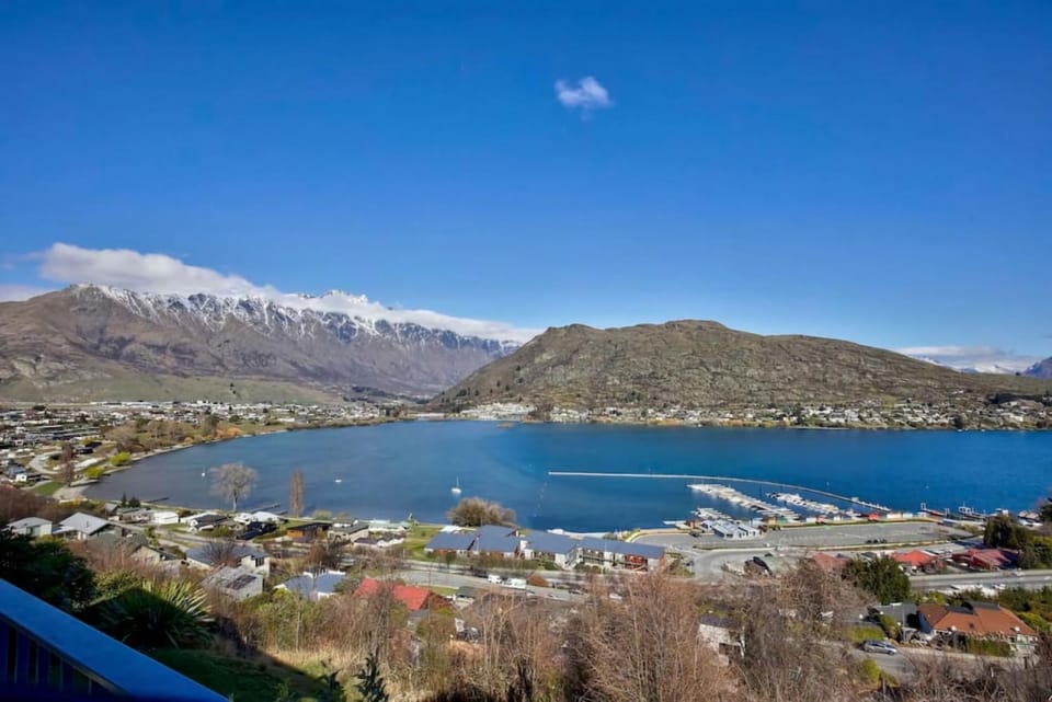 Remarkable View 3 bedroom - lake and mountain views Apartment in Queenstown