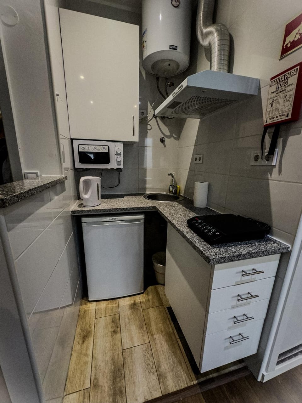 Kitchen or kitchenette, minibar