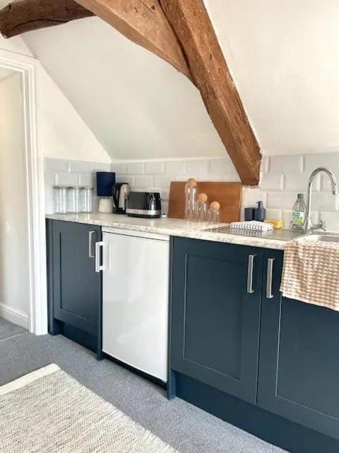 The Hopps - New, Stylish Loft Apartment in Cirencester