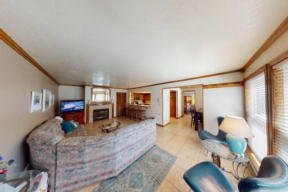 TV and multimedia, Living room, Seating area, Dining area, Evening entertainment, fireplace