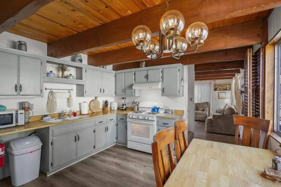 The BlueBird Retreat, Jacuzzi, BBQ House in Southern California