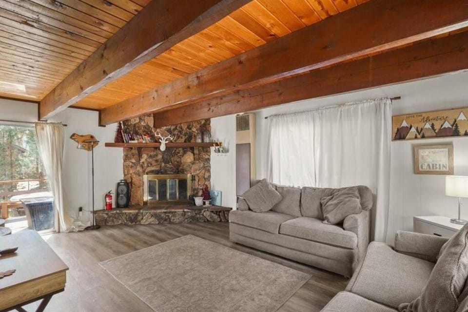 The BlueBird Retreat, Jacuzzi, BBQ House in Southern California