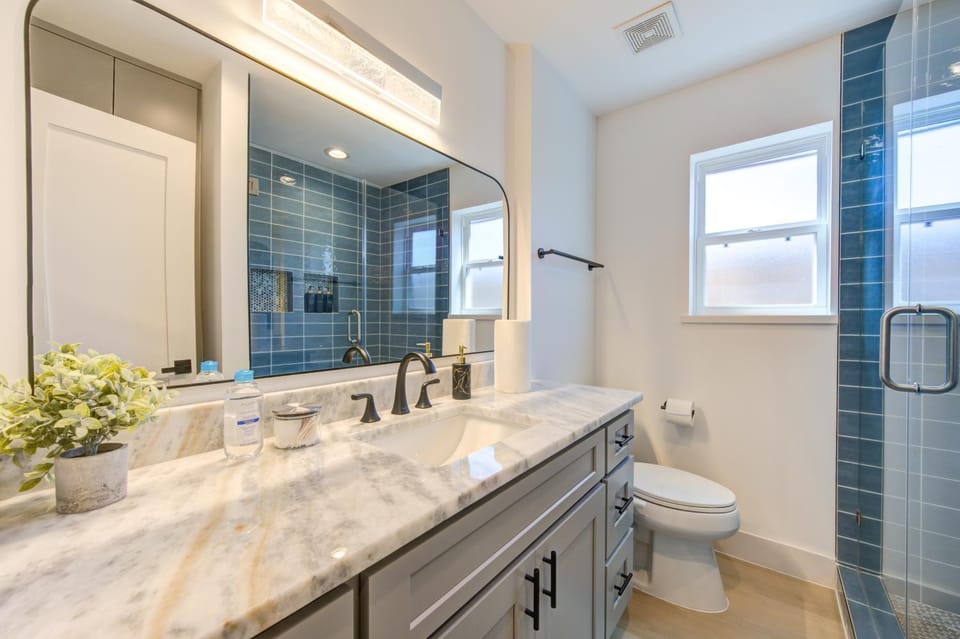 Shower, Toilet, Bathroom, towels