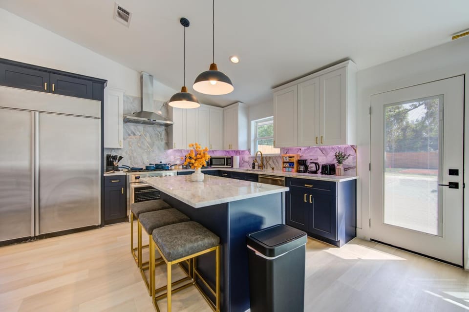 Coffee/tea facilities, Kitchen or kitchenette, Dining area, oven, stove