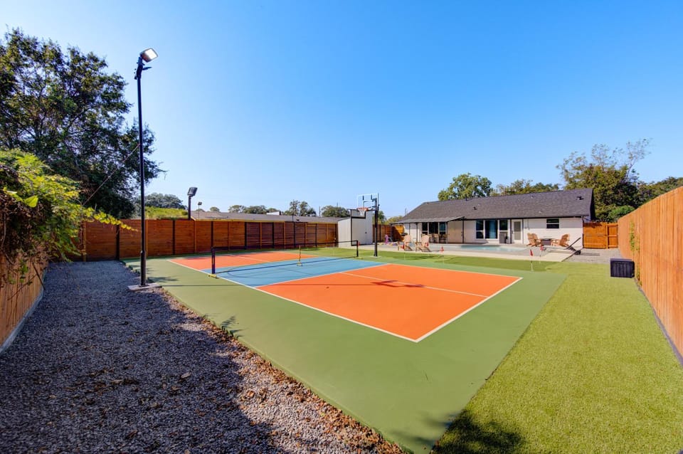 Tennis court, Inner courtyard view