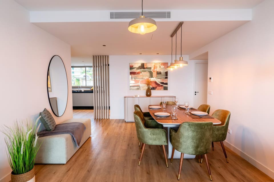 Kitchen or kitchenette, Living room, Seating area, Dining area