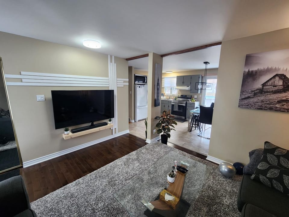 Communal lounge/ TV room, TV and multimedia, Living room, Seating area, Evening entertainment