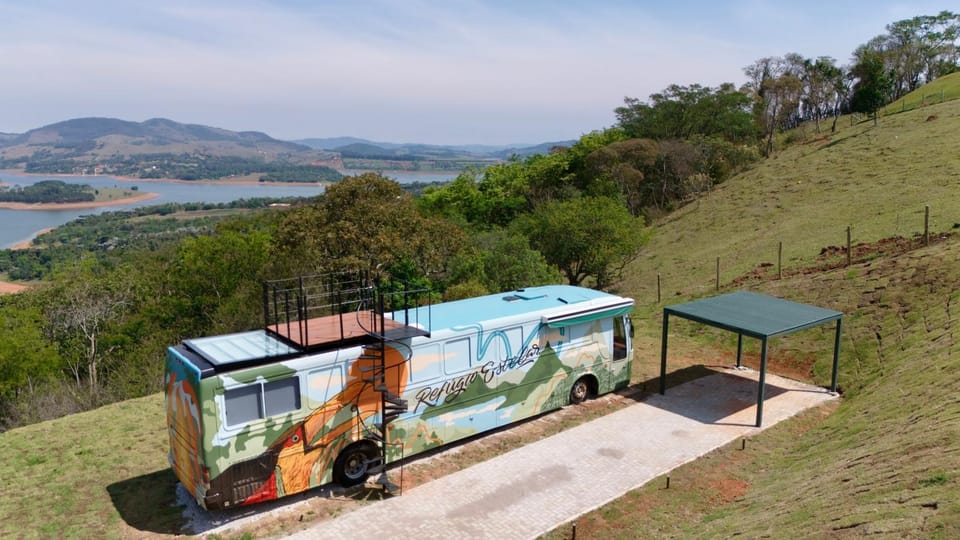 Refúgio estelar com vista para represa House in State of São Paulo