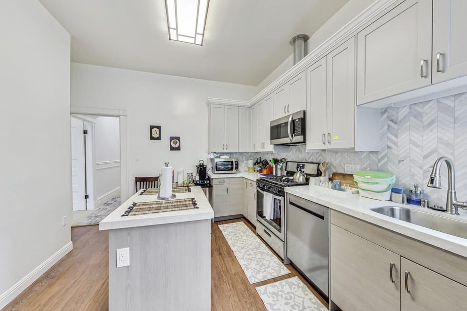 Coffee/tea facilities, dishwasher, microwave, oven, stove