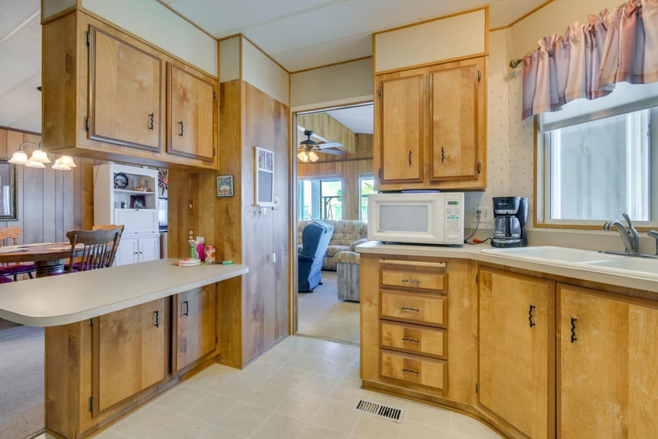2 Mi to Lake Havasu: Pet-Friendly Home w/ Grill! House in Lake Havasu City