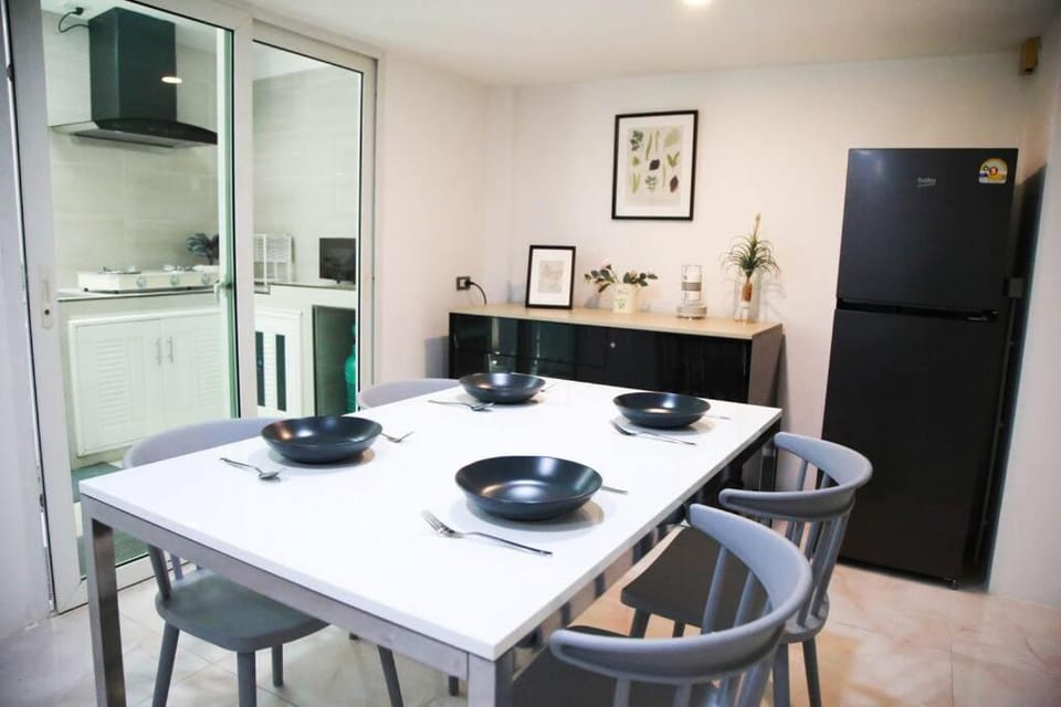 Near BTS Bearing Skytrain- Homey living Townhome - 4 Bedrooms Apartment in Bangkok
