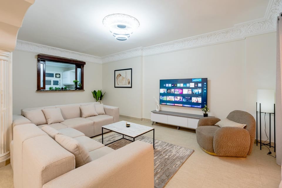 Communal lounge/ TV room, TV and multimedia, Living room, Seating area, Evening entertainment