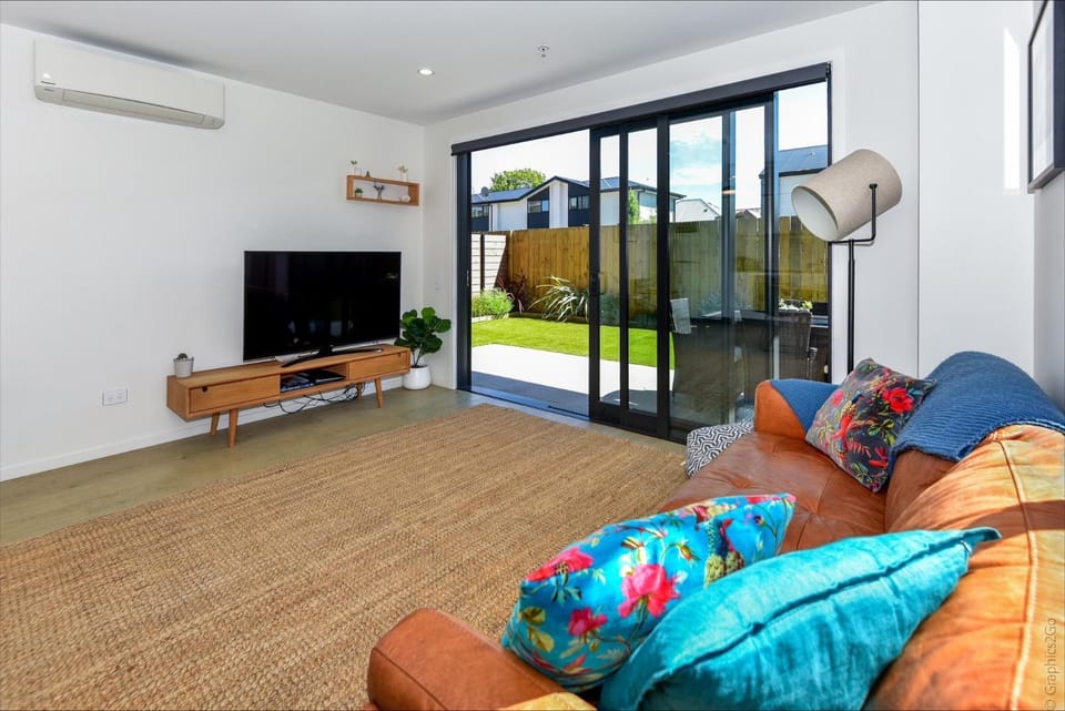 TV and multimedia, Living room, Seating area, air conditioner