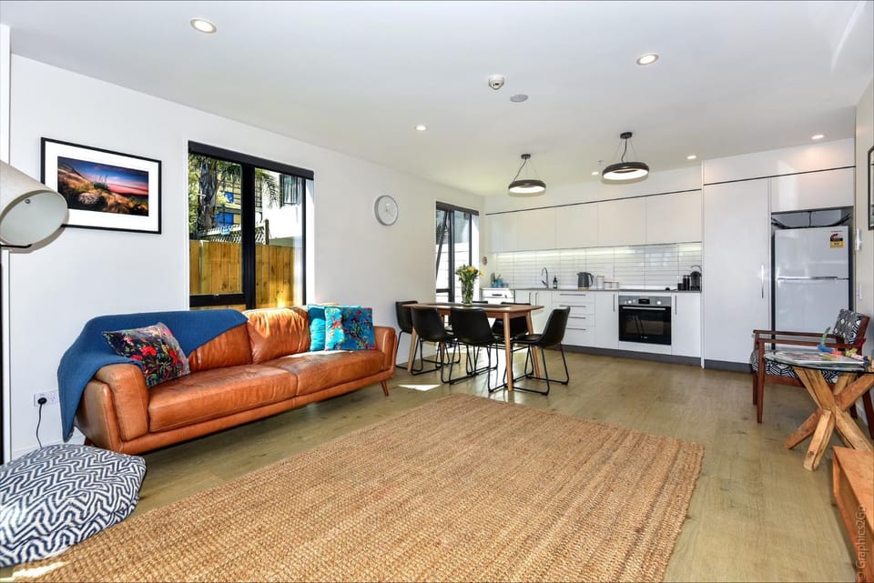 TV and multimedia, Kitchen or kitchenette, Living room, Seating area, Dining area