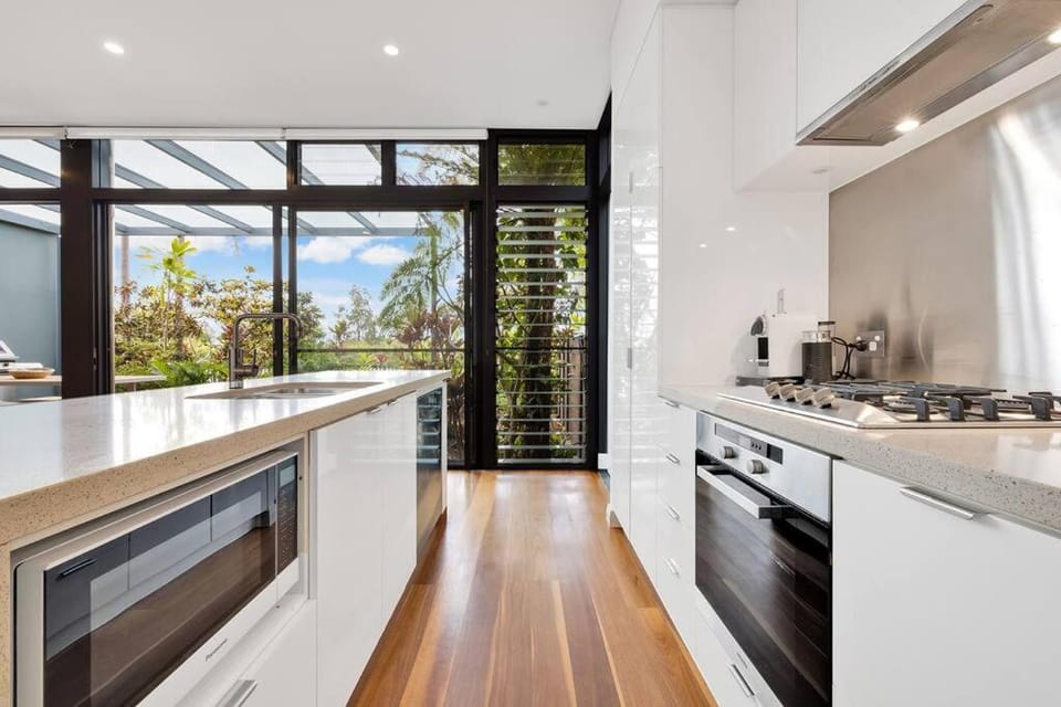 Fuller Holidays - Kiah 8 - Belongil Beach Byron Town with Pool Apartment in Byron Bay