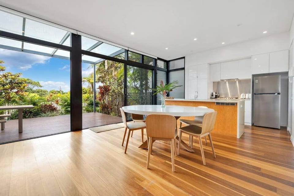Fuller Holidays - Kiah 8 - Belongil Beach Byron Town with Pool Apartment in Byron Bay