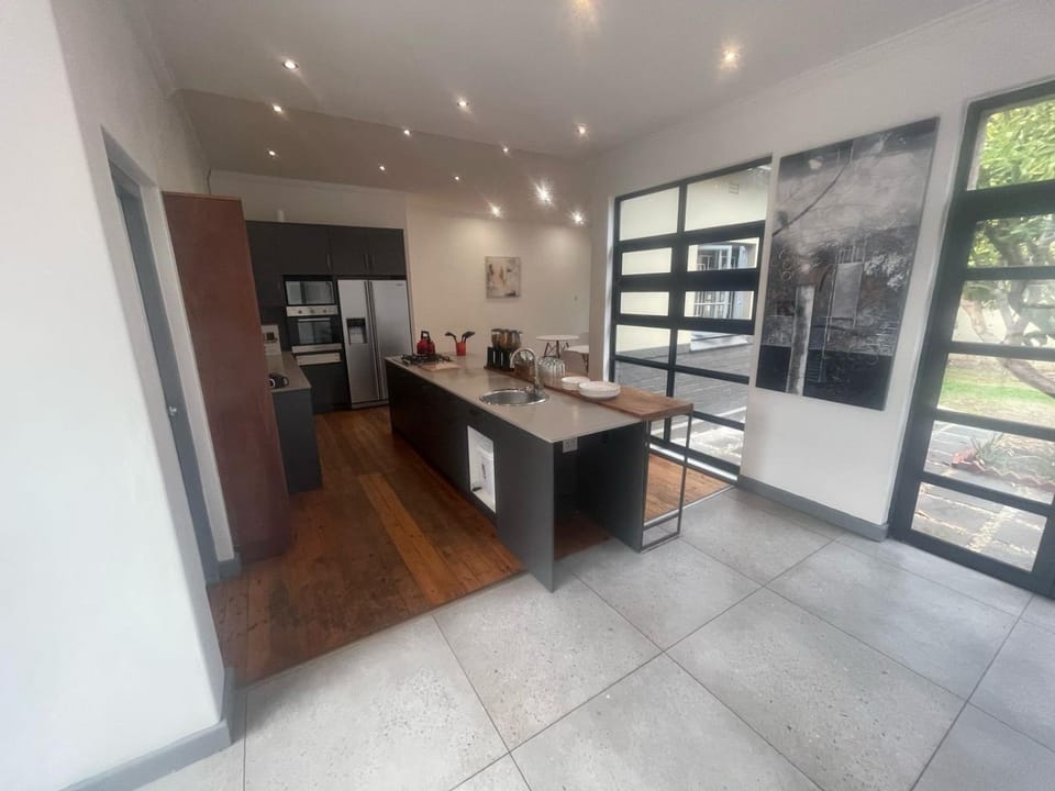 Kitchen or kitchenette, Dining area, minibar
