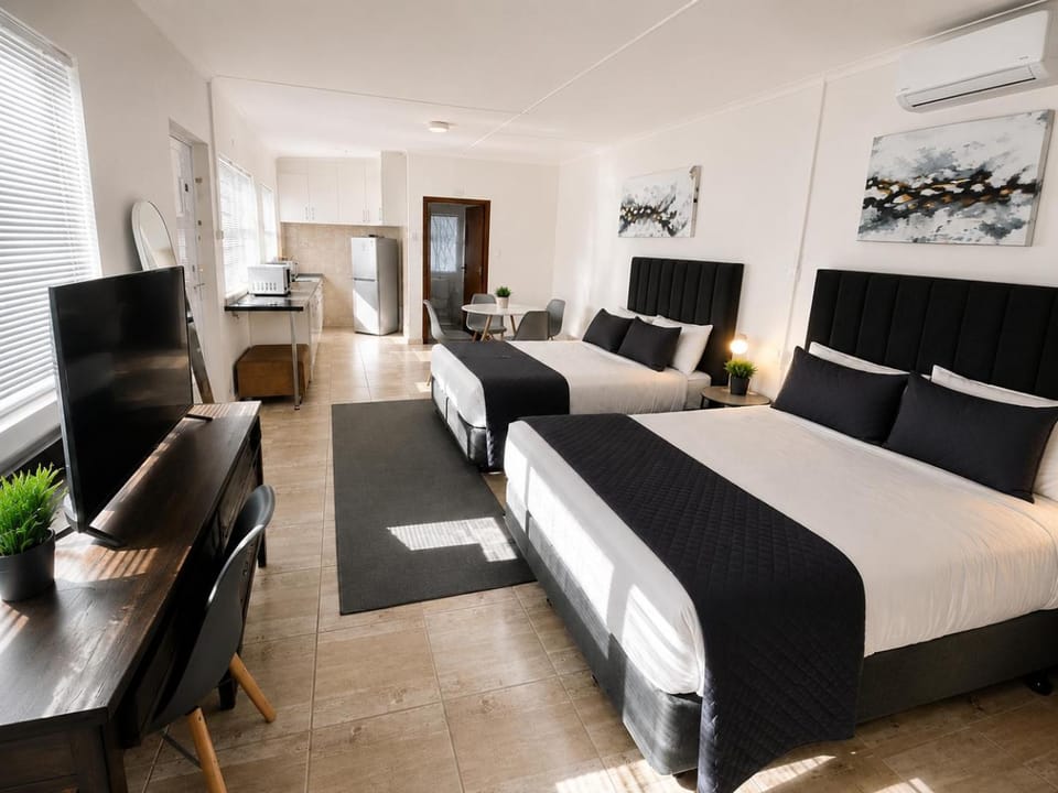 Bed, TV and multimedia, Kitchen or kitchenette, Photo of the whole room, Seating area, Dining area, Bedroom, minibar, air conditioner