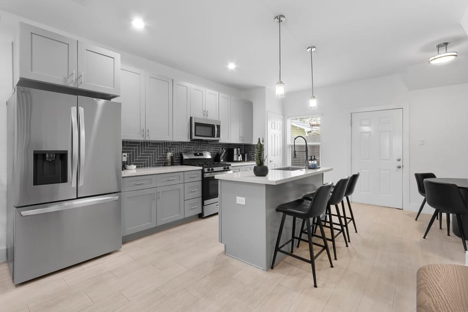 Stylish 3 Bedroom Rental - Just Minutes from Dowtown Houston House in Houston