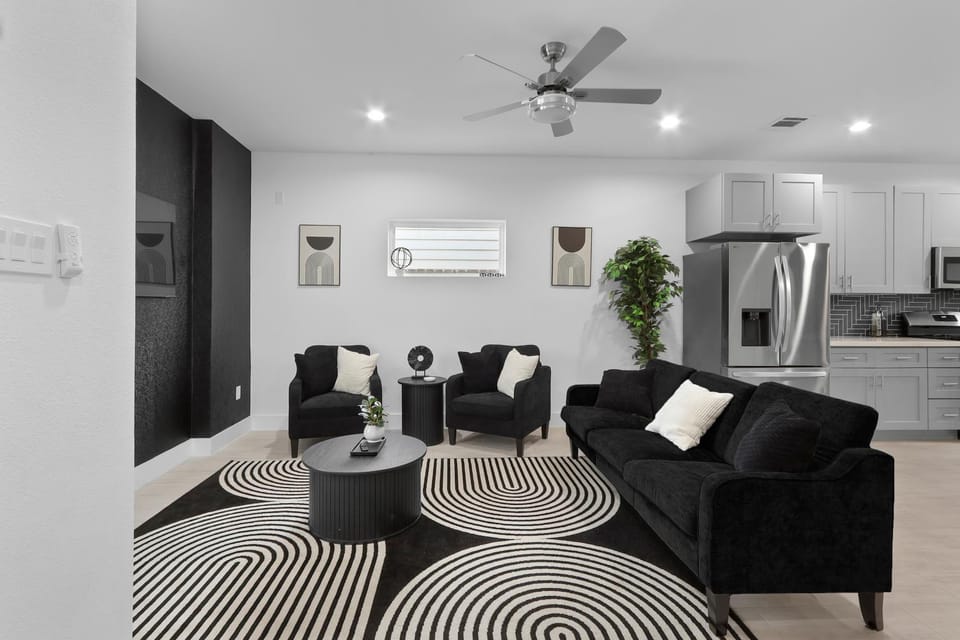 Stylish 3 Bedroom Rental - Just Minutes from Dowtown Houston House in Houston