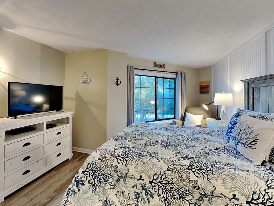 Ocean Walk 106 Manor Apartment in South Forest Beach