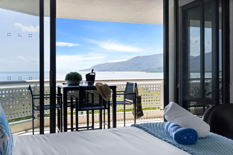 Bed, View (from property/room), Balcony/Terrace, Mountain view, Sea view