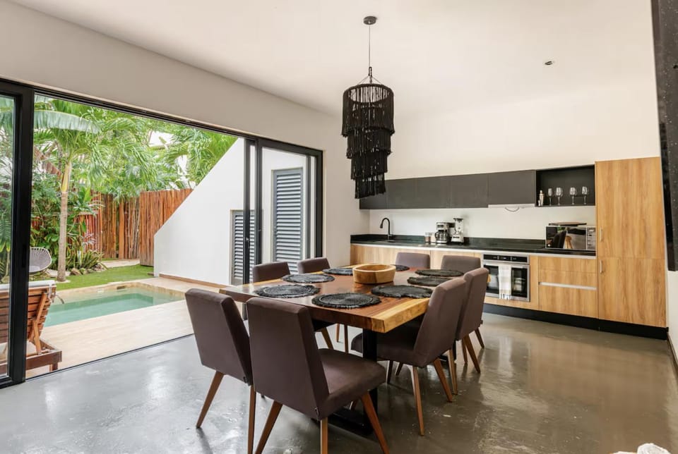 Coffee/tea facilities, Kitchen or kitchenette, Living room, Food and drinks, Seating area, Dining area, Food, Pool view, toaster