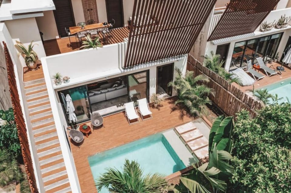 Property building, Day, Garden, View (from property/room), Balcony/Terrace, Garden view, Pool view, Swimming pool, sunbed