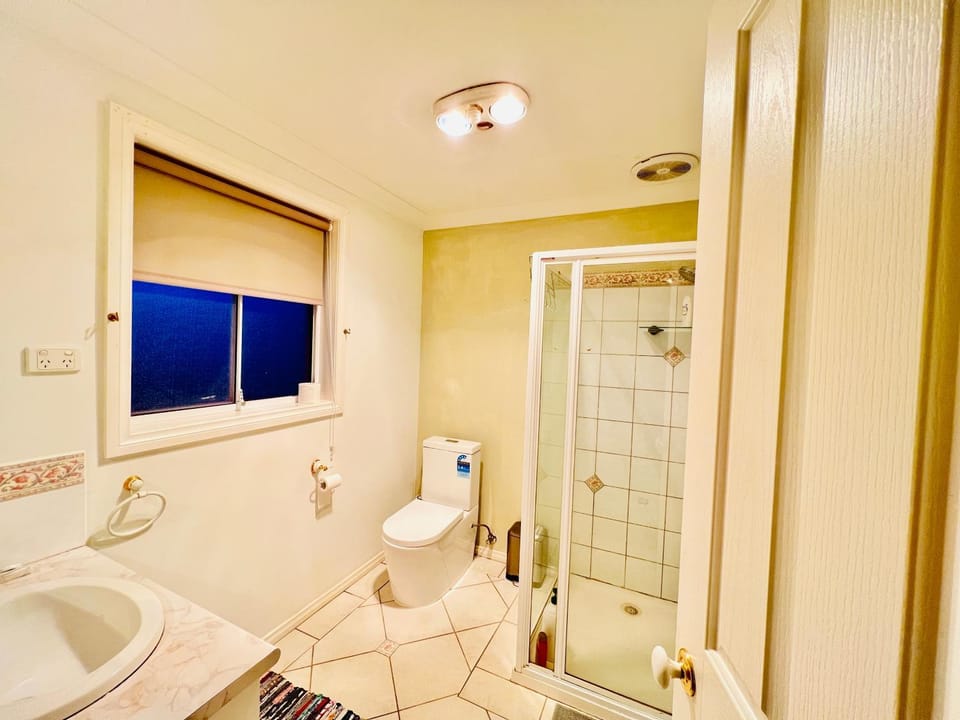 An Ensuite Comfort in Sydenham Nature lodge in Taylors Lakes