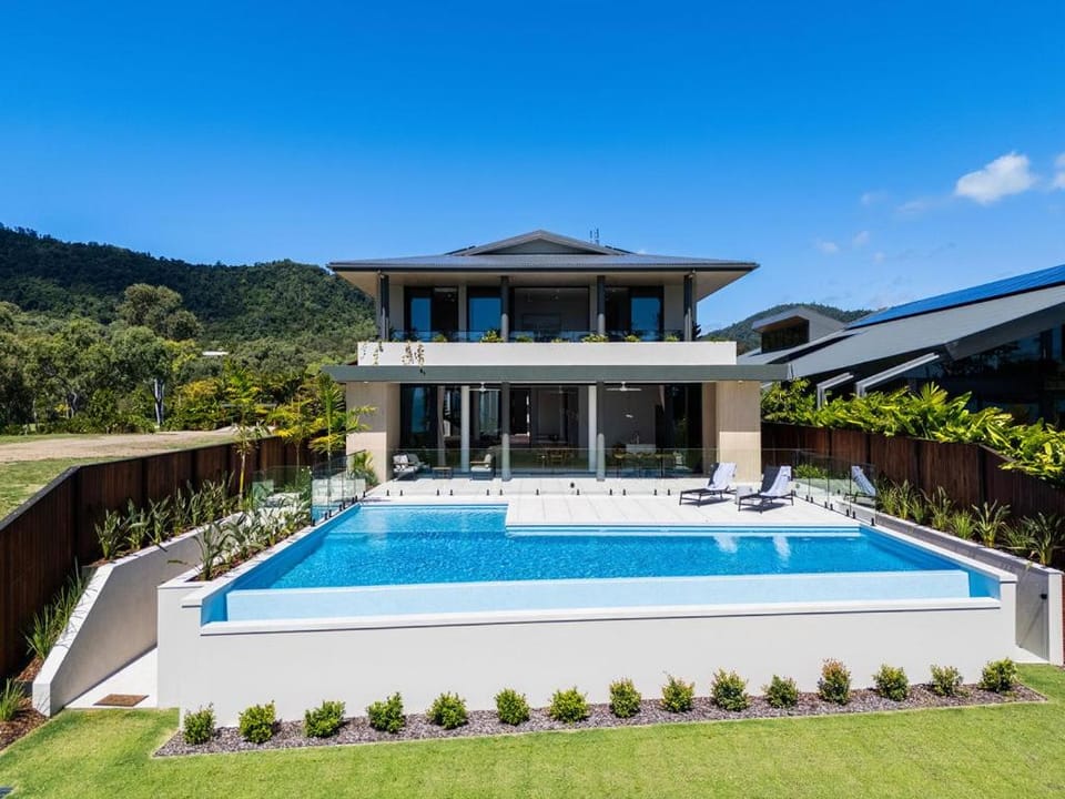 Property building, Day, Natural landscape, Garden, Garden view, Mountain view, Pool view, Swimming pool, sunbed