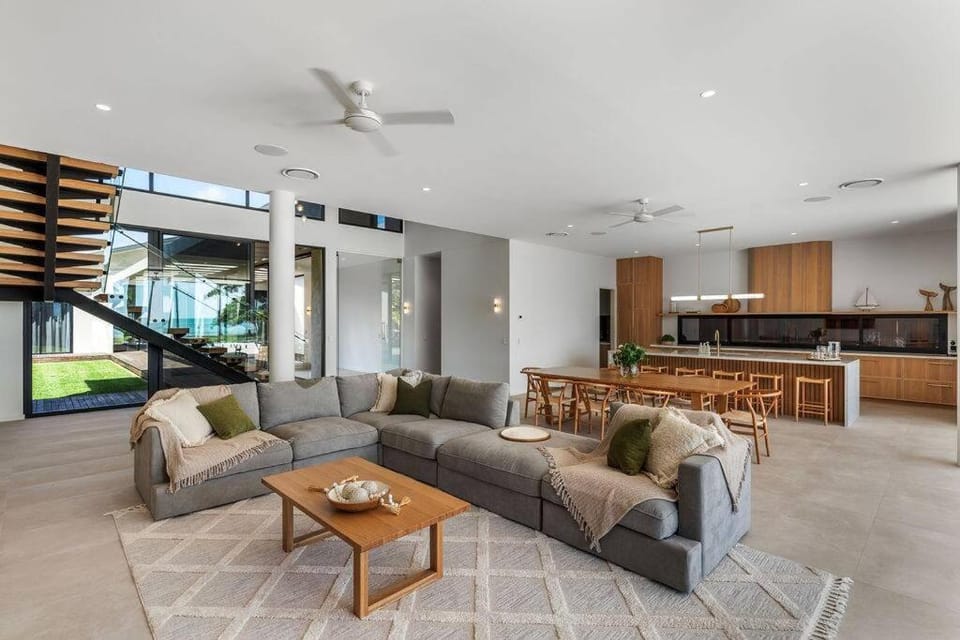 Kitchen or kitchenette, Living room, Seating area, Dining area