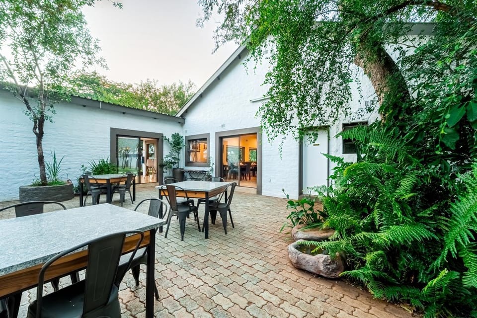 Patio, Restaurant/places to eat, Garden, Banquet/Function facilities, Dining area