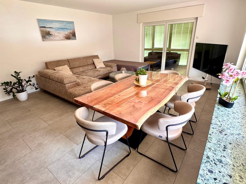 TV and multimedia, Living room, Dining area