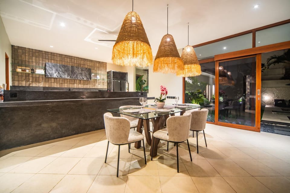 Kitchen or kitchenette, Seating area, Dining area