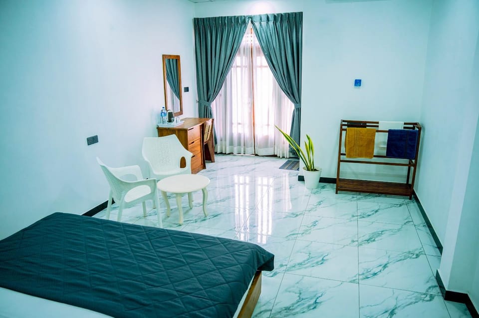 Bed, Photo of the whole room, Seating area, Bedroom