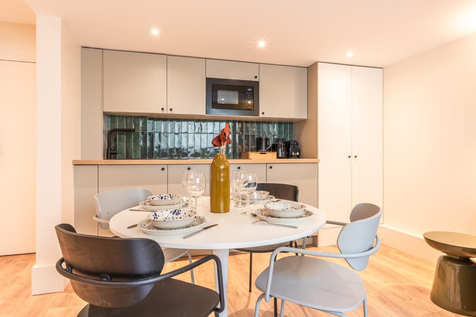 Kitchen or kitchenette, Living room, Seating area, Dining area