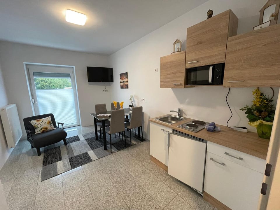 TV and multimedia, Kitchen or kitchenette, Living room, Seating area, Dining area, oven, pet friendly, stove
