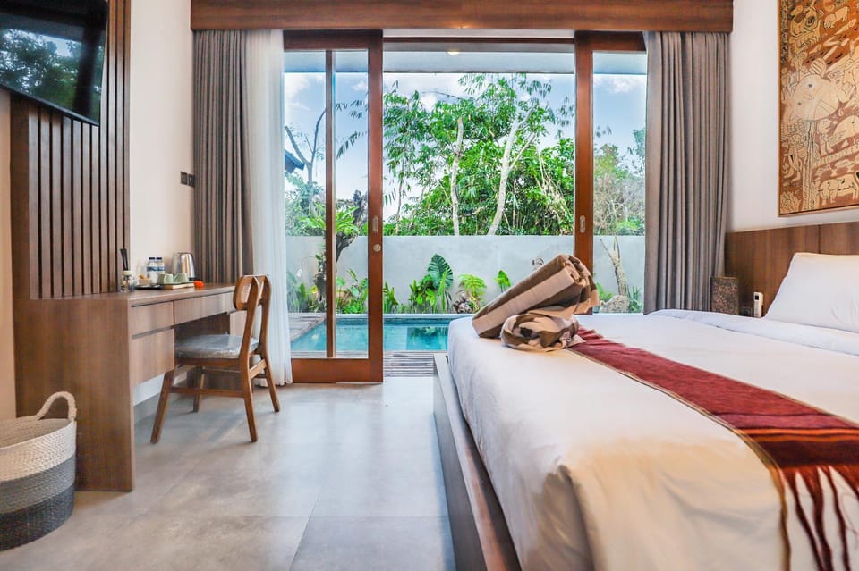 Bed, Bedroom, Swimming pool