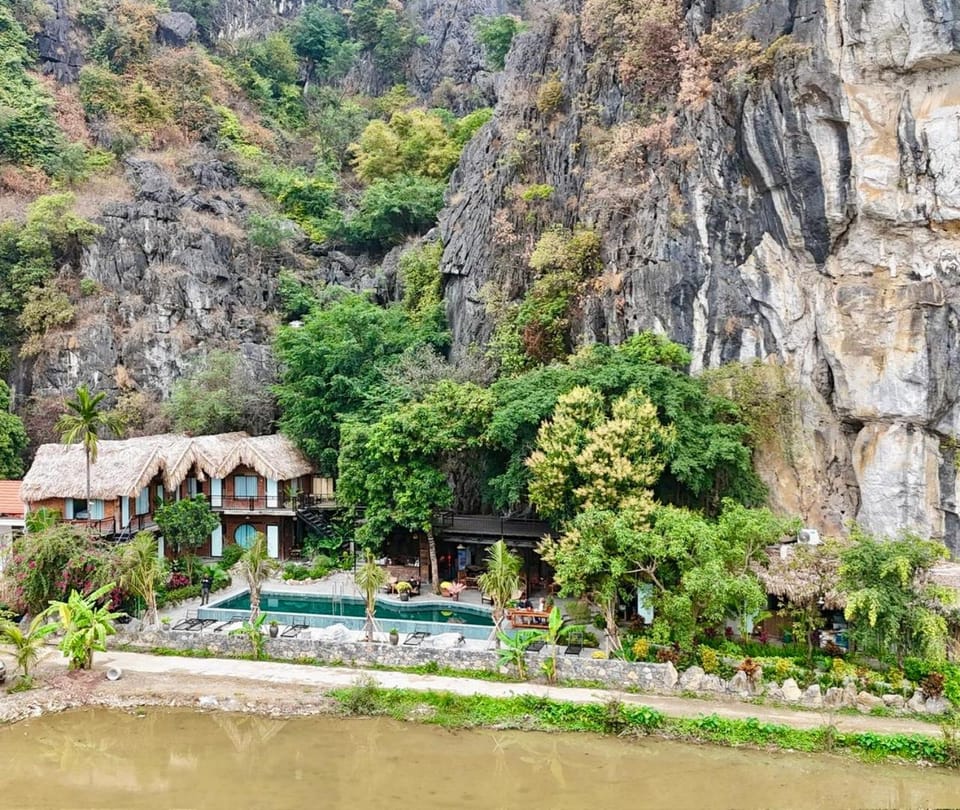 Property building, Day, Natural landscape, Garden, Mountain view, Swimming pool