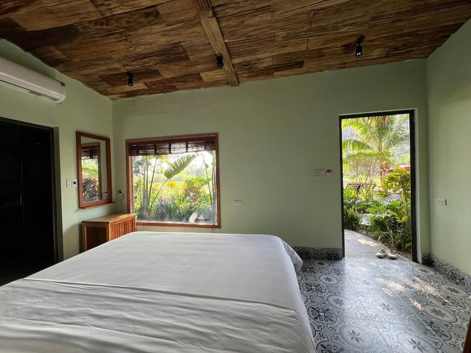 Bed, Photo of the whole room, Garden view