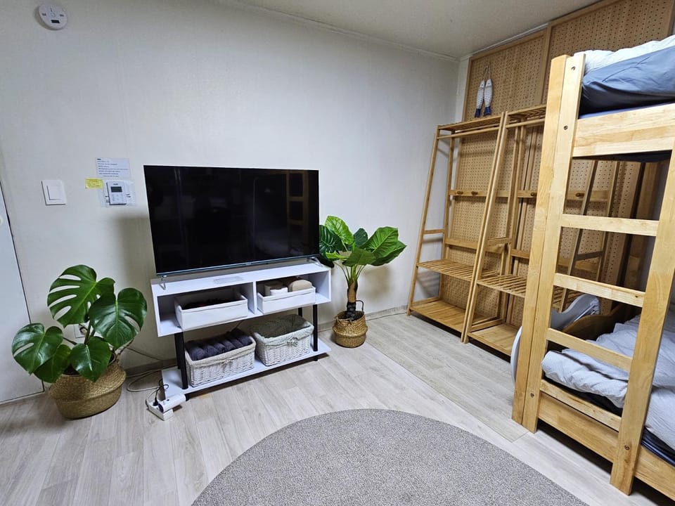 Communal lounge/ TV room, Evening entertainment, Bedroom, bunk bed
